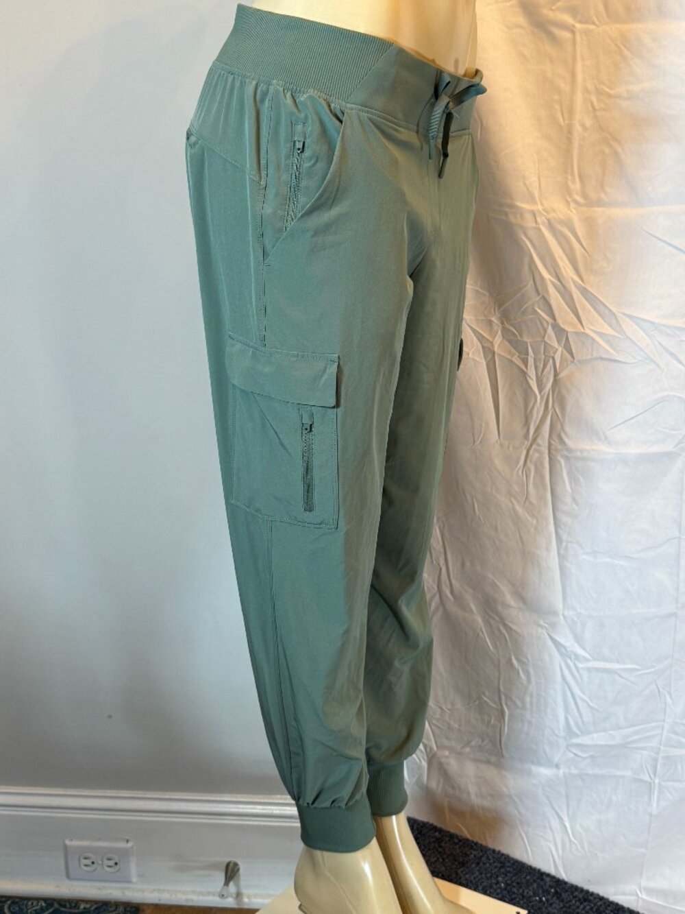 All In Motion Green Track pants with zip pockets and elastic cuffs Women's M